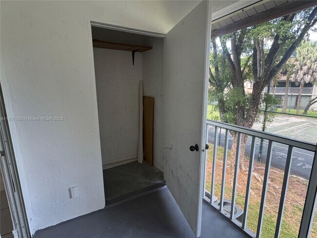 Building Photo - 9515 SW 138th Pl