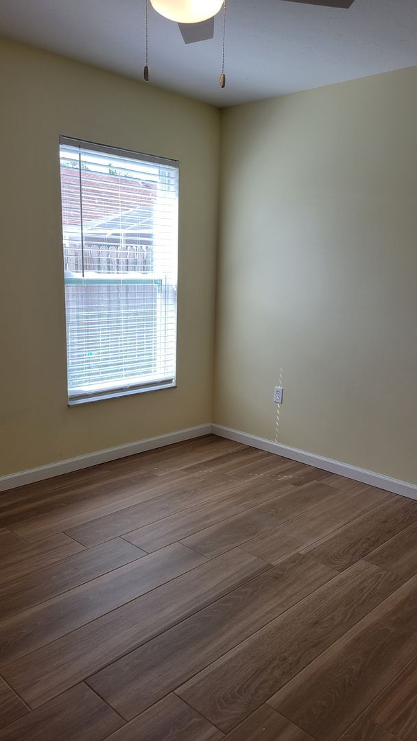 Building Photo - PENDING LEASE-Annual unfurnished 4/2 SFH i...