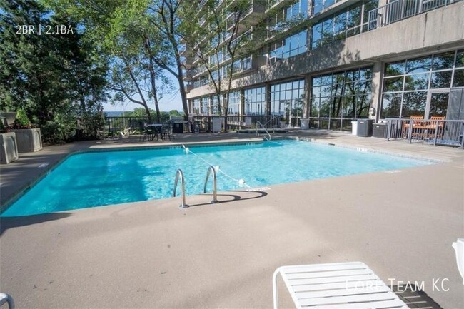 Building Photo - 2 Bed + Den x 2.5 Bath Large Apartment For...