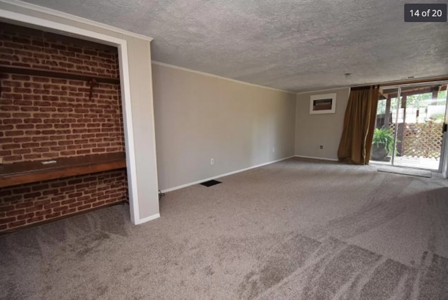 Building Photo - 4 bed/3.5 bath, half acre lot, 100 yards f...