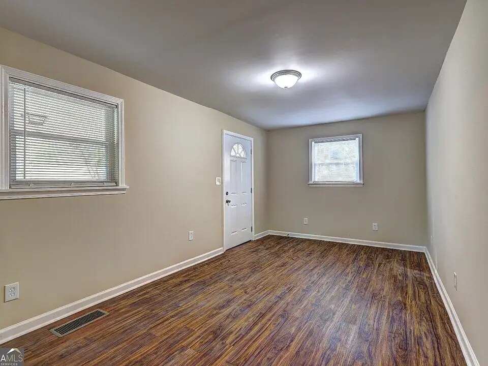 Building Photo - 5164 Phillips Dr