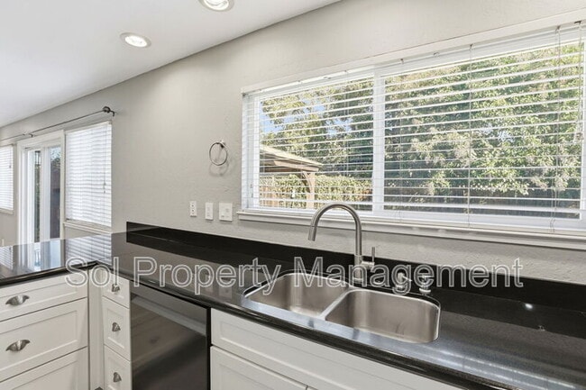 Building Photo - 15120 Venetian Way