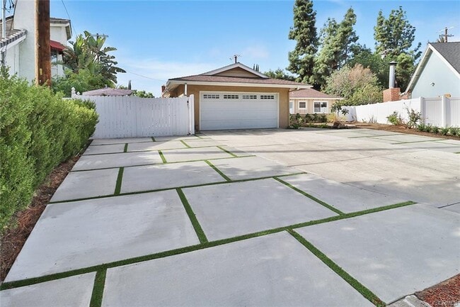 Building Photo - 8601 Santa Susana Pl