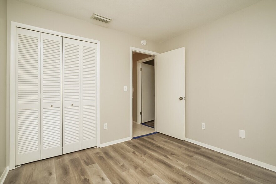 Building Photo - 1418 High Knoll Dr