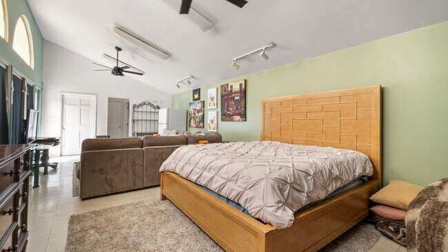 Building Photo - 5745 Riviere Dr