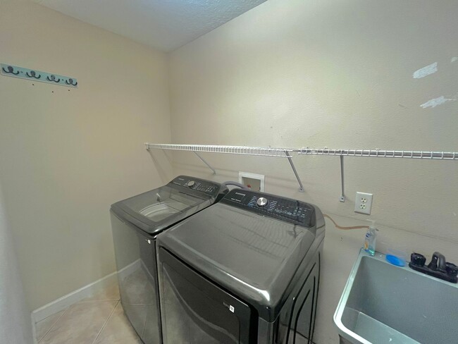 Building Photo - Gorgeous 4 Bed 2 Bath Home for Rent in Apo...