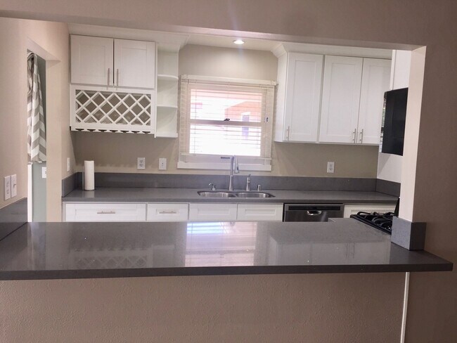 Building Photo - Glendale Hills traditional with fabulous views