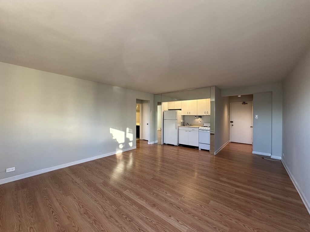 Building Photo - 450 W Wellington Ave