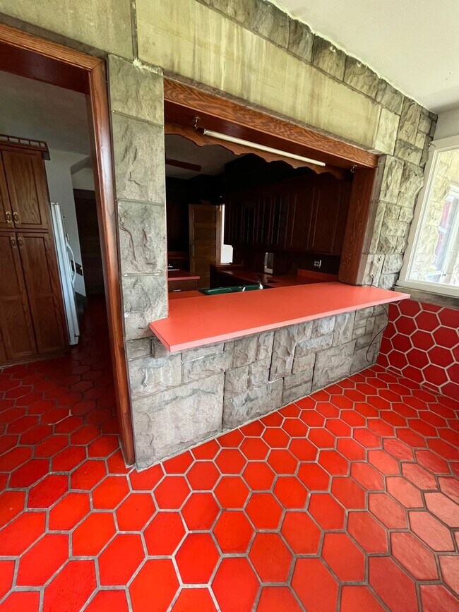 Building Photo - 5 BD/2BA Home next to Kirkwood with fenced backyard!