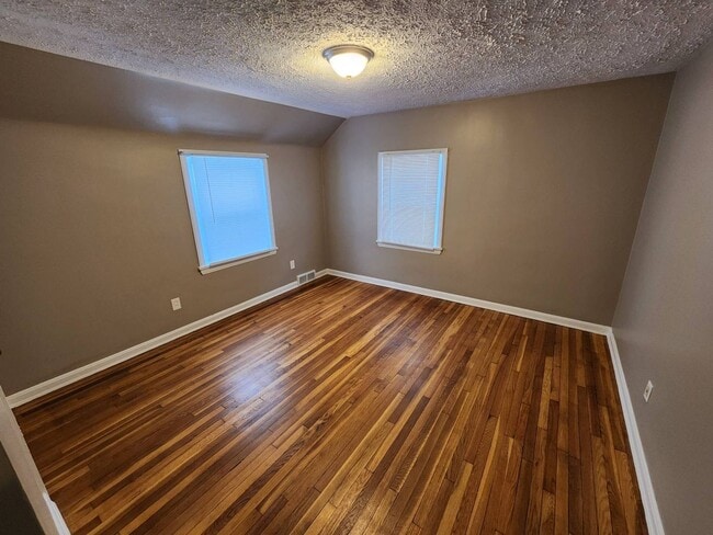 Building Photo - Charming 4-Bedroom Property in Prime Location