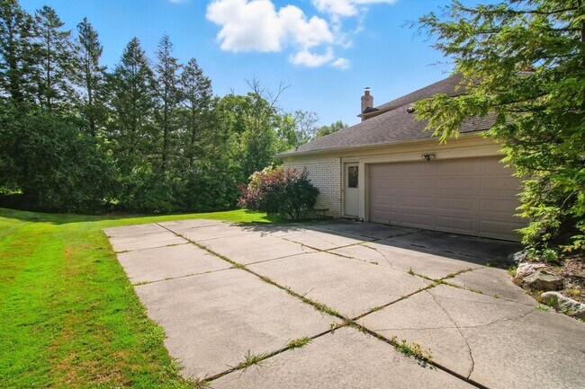 Building Photo - 5130 Provincial Dr