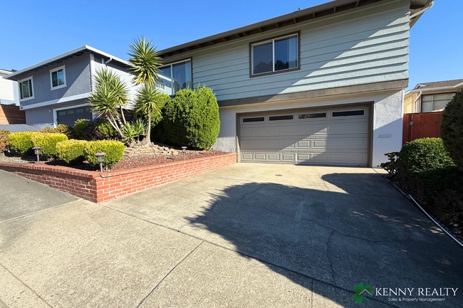 Building Photo - Bright and Spacious 3BD/3BA Home with Bonu...