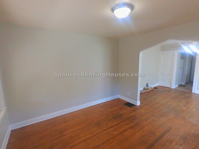 Building Photo - 1427 N Gladstone Ave