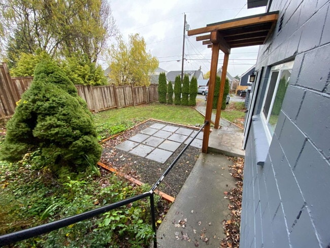 Building Photo - Cozy 1-Bed Retreat Overlooking Bellingham Bay with Utilities Savings!