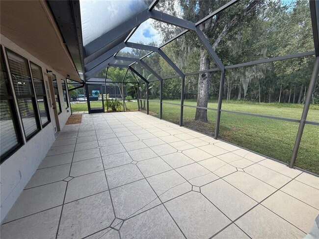 Building Photo - 525 Lakeview Dr