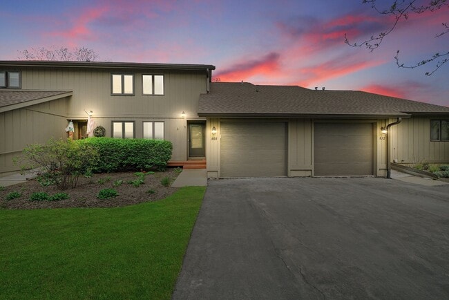 Building Photo - 2 Bed+1 Room in the Basement/1.5 Bath Townhouse