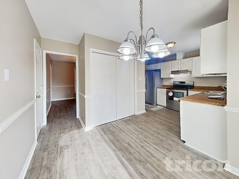 Building Photo - 820 Shadow Lake Dr