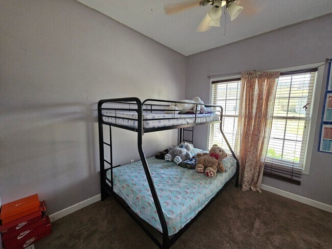 Building Photo - 4 Bedroom, 3 Bathroom home AVAILABLE 07/01...