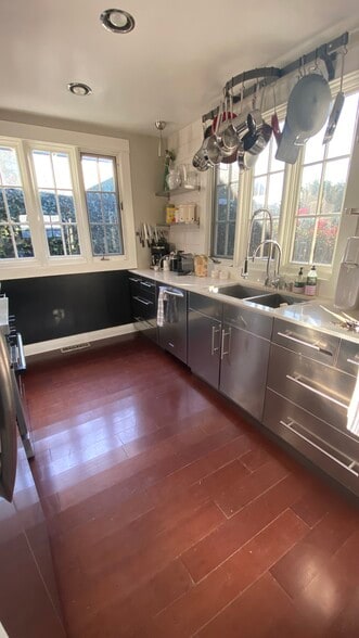 Gourmet kitchen - 1316 N Occidental Blvd