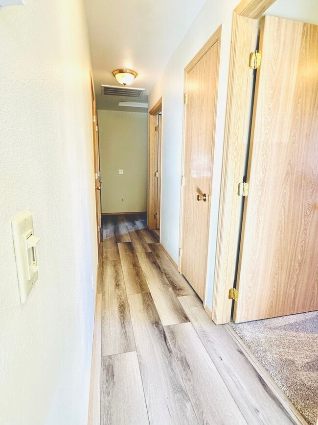 Building Photo - Warm, Spacious, New Remodeled Three Bedroom Home Available Now in Kalispell