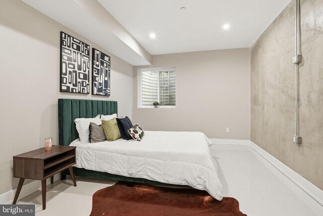 Building Photo - 1514 S Bambrey St