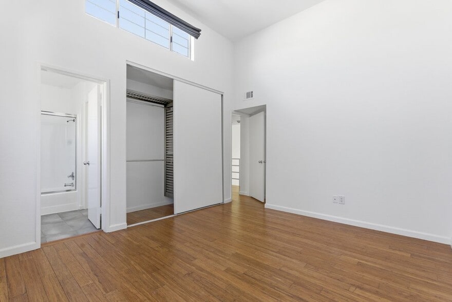 Building Photo - 1083 1/2 W Kensington Rd