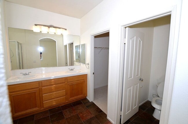 Building Photo - 4Br/3-1/2 bathroom Home