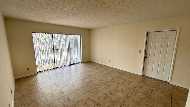 Building Photo - Gated 2nd Floor 2 Bed, 2 Bath Condo in Orl...