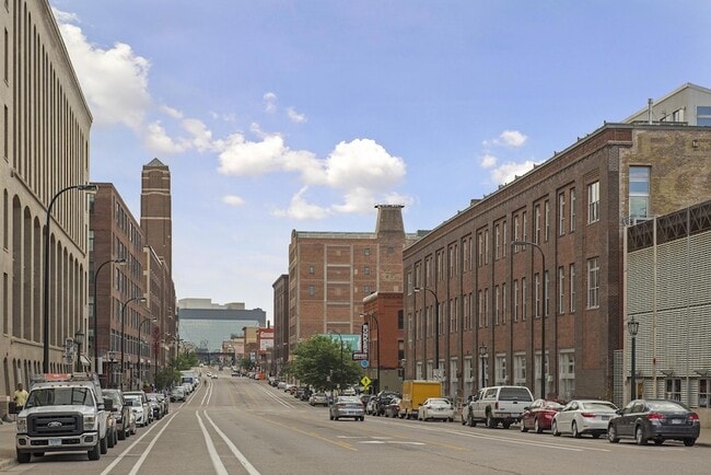 Building Photo - 345 N 6th Ave