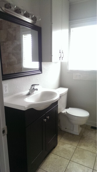 Building Photo - 205 500 E