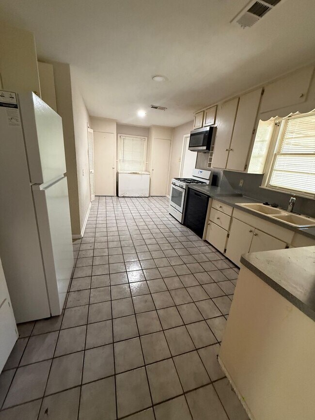 Building Photo - 3750 Kings Row