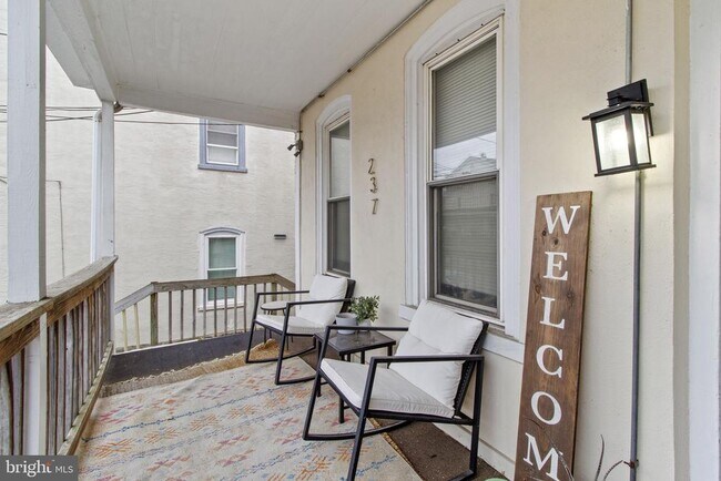 Building Photo - 237 Roxborough Ave