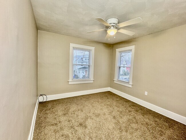 Building Photo - 1026 W 7th St