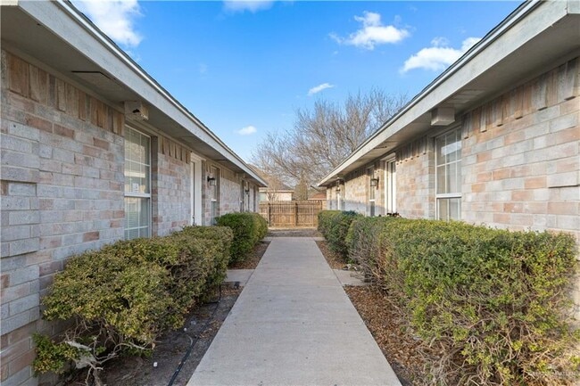 Building Photo - 14 West Dr