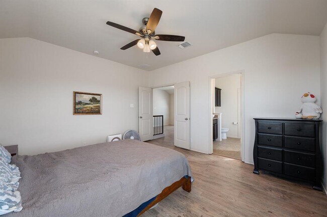 Building Photo - 2209 Nestlewood Dr