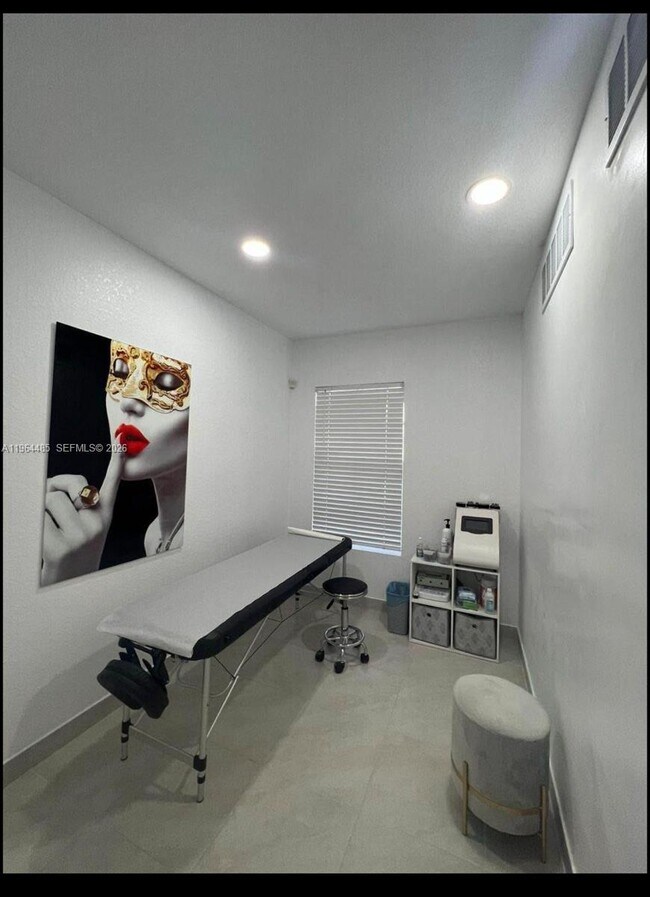 Building Photo - 557 NE 5th Pl