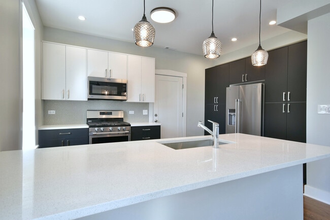 Primary Photo - 225 A Washington Blvd