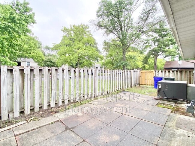 Building Photo - 1449 Longdale Dr