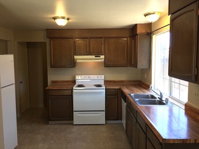 Building Photo - Pretty in Beige - Sparks 4 Bedroom Single ...