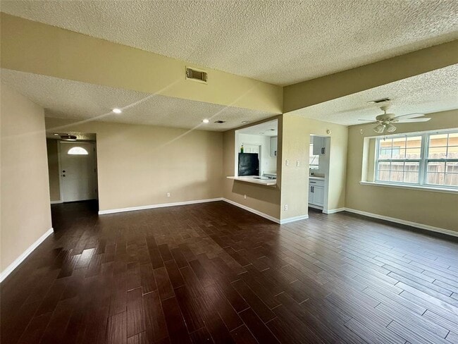 Building Photo - 8818 Fern Valley Dr