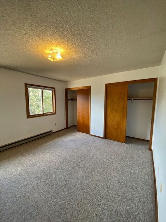 Building Photo - 3 Bedroom 2 1/2 Bathroom Townhouse- CLOSE TO MSU-