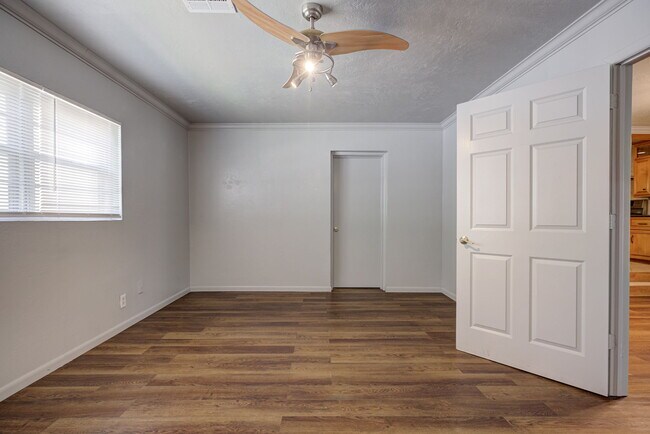 Building Photo - 910 Garver St