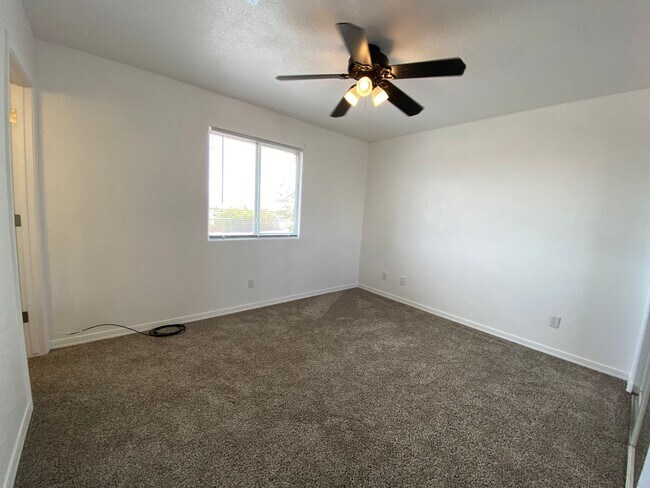 Building Photo - Great 3 Bedroom Home in Golden Valley on Pavement!