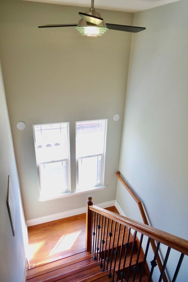 Building Photo - Modern House Near Downtown