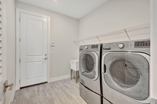 Building Photo - 12249 SW Sand Dollar Wy