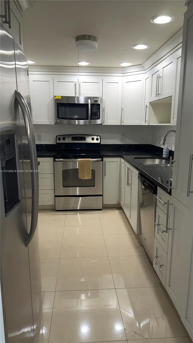 Building Photo - 400 Kings Point Dr