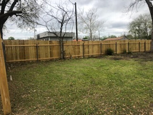 Building Photo - 3022 School St