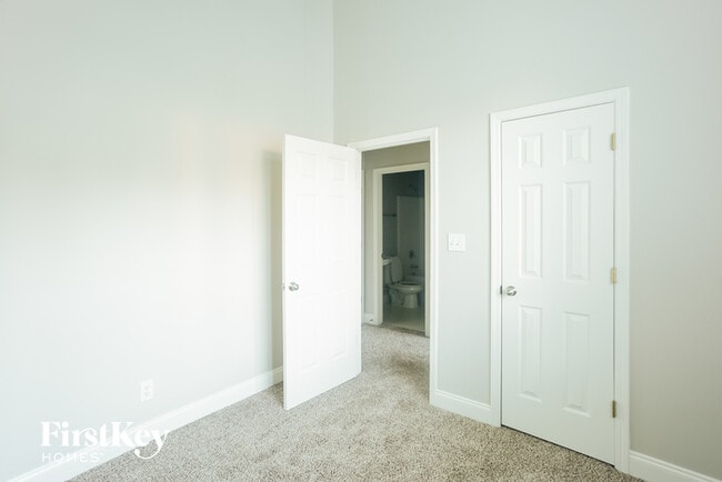 Building Photo - 472 Riverglen Dr NW