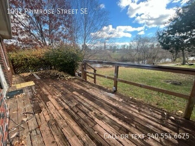 Building Photo - 1002 Primrose St SE