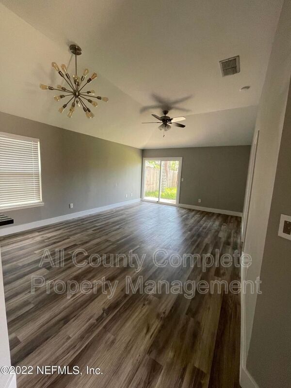 Building Photo - 72 7th St